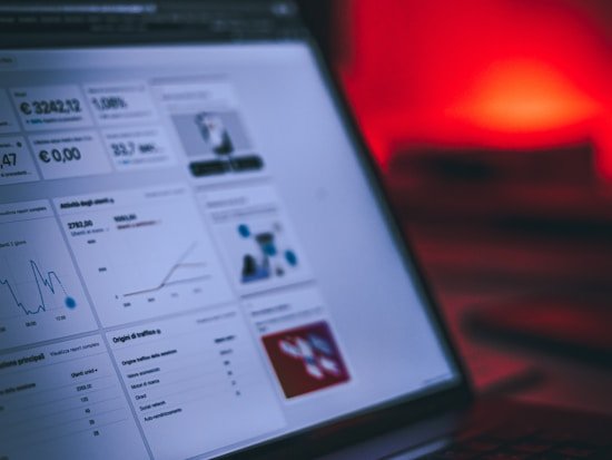 Laptop exibindo dashboard de gestão com indicadores e gráficos de desempenho