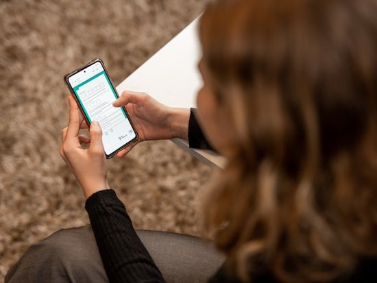 Pessoa utilizando smartphone para preencher formulário de contato